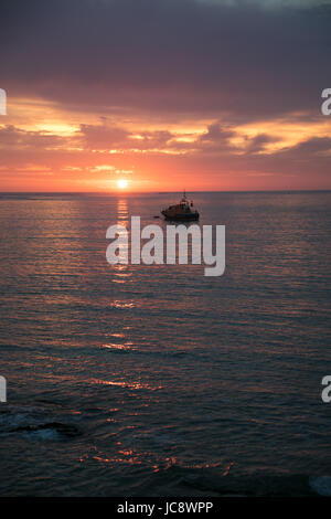 Bristol, Regno Unito. Xiv Jun, 2017. Tramonto sul Canale di Bristol e la Appledore scialuppa di salvataggio, North Devon, Regno Unito. Credito: John Eccles/Alamy Live News Foto Stock