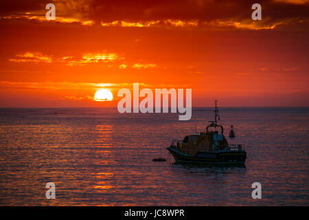 Bristol, Regno Unito. Xiv Jun, 2017. Tramonto sul Canale di Bristol e la Appledore scialuppa di salvataggio, North Devon, Regno Unito. Credito: John Eccles/Alamy Live News Foto Stock