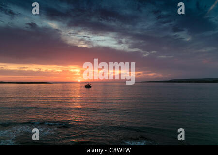 Bristol, Regno Unito. Xiv Jun, 2017. Tramonto sul Canale di Bristol e la Appledore scialuppa di salvataggio, North Devon, Regno Unito. Credito: John Eccles/Alamy Live News Foto Stock