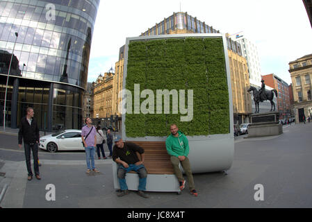 Glasgow, Scotland, Regno Unito. Xiv Jun, 2017. Glasgow festeggia il primo mai nazionale aria pulita Giorno (NCAD) il quindicesimo del giugno installando la prima di due sculture viventi progettato per purificare l'aria in due delle sue strade più trafficate.Nella foto è il primo installato in Royal Exchange Square, nei pressi della Galleria di Arte Moderna e il cono iconica intitolata duca di Wellington statua. La seconda è quella di essere installati in seguito al momento in esecuzione la scultura a dalla stazione centrale degli autobus. Credito: gerard ferry/Alamy Live News Foto Stock