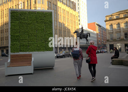 Glasgow, Scotland, Regno Unito. Xiv Jun, 2017. Glasgow festeggia il primo mai nazionale aria pulita Giorno (NCAD) il quindicesimo del giugno installando la prima di due sculture viventi progettato per purificare l'aria in due delle sue strade più trafficate.Nella foto è il primo installato in Royal Exchange Square, nei pressi della Galleria di Arte Moderna e il cono iconica intitolata duca di Wellington statua. La seconda è quella di essere installati in seguito al momento in esecuzione la scultura a dalla stazione centrale degli autobus. Credito: gerard ferry/Alamy Live News Foto Stock