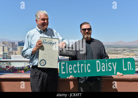 Las Vegas, Nevada, USA. Xiv Jun, 2017. Clark County Nevada presenta EDC e Insomniac CEO e fondatore Pasquale Rotella, con la "chiave alla striscia" e rinominare il Las Vegas Boulevard a "Electric Daisy Ln." dal XIV al XIX Giugno. La contea di Clark installerà una temporanea strada segno all'intersezione di Las Vegas Blvd e Mandalay Bay Road (Hacienda) per la celebrazione. Credito: Ken Howard/Alamy Live News Foto Stock