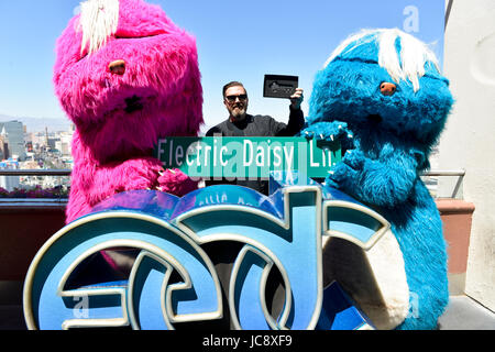 Las Vegas, Nevada, USA. Xiv Jun, 2017. Clark County Nevada presenta EDC e Insomniac CEO e fondatore Pasquale Rotella, con la "chiave alla striscia" e rinominare il Las Vegas Boulevard a "Electric Daisy Ln." dal XIV al XIX Giugno. La contea di Clark installerà una temporanea strada segno all'intersezione di Las Vegas Blvd e Mandalay Bay Road (Hacienda) per la celebrazione. Credito: Ken Howard/Alamy Live News Foto Stock