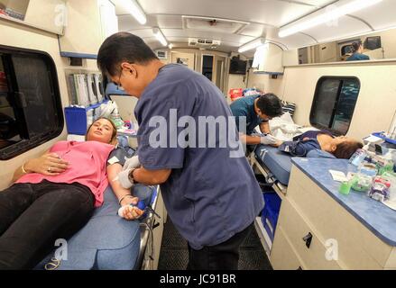 Los Angeles, Stati Uniti d'America. 14 Giugno, 2017. Persone donare il sangue sul mondo di donatori di sangue nel giorno di Los Angeles, Stati Uniti, 14 giugno 2017. Credito: Zhao Hanrong/Xinhua/Alamy Live News Foto Stock