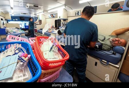 Los Angeles, Stati Uniti d'America. 14 Giugno, 2017. Persone donare il sangue sul mondo di donatori di sangue nel giorno di Los Angeles, Stati Uniti, 14 giugno 2017. Credito: Zhao Hanrong/Xinhua/Alamy Live News Foto Stock