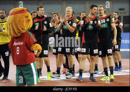 In Germania i giocatori di celebrare la loro vittoria 29-26 all'Euro 2018 Qualification Group 5 pallamano match tra il Portogallo e la Germania in Gondomar, Portogallo, Mercoledì 14 Giugno, 2017. La Comunità europea pallamano campionato Euro 2018, sarà ospitato dalla Croazia dal 12 al 28 gennaio 2018. Foto: Paulo Duarte/dpa Foto Stock