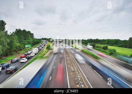 Il traffico pesante durante le ore di punta sulla A14 al di fuori di Cambridge, che mostra il traffico in coda e la sfocatura del traffico in movimento Foto Stock