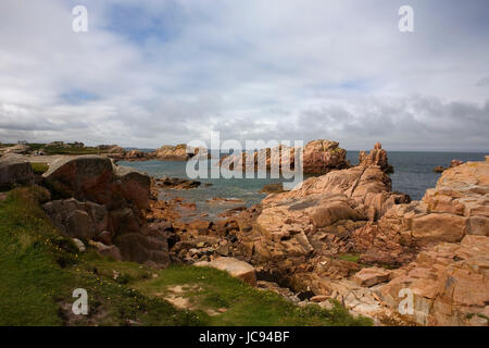 Un rock-bound mare: costa occidentale dell'Île-de-Bréhat, Côtes-d'Armor Bretagna, Francia, vicino a Phare du Paon dell'isola per l'estremo nord Foto Stock