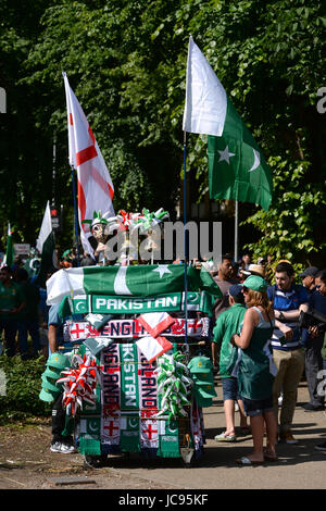 Una vista generale di Inghilterra e del Pakistan la merce in vendita prima l'ICC Champions Trophy, semi-finale corrispondono a Cardiff Galles Stadium. Foto Stock