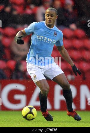 VINCENT KOMPANY Manchester City FC RIVERSIDE STADIUM MIDDLESBROUGH INGHILTERRA 02 Gennaio 2010 Foto Stock