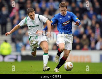 JOHN RANKIN & STEVEN DAVIS GLASGOW RANGERS V HIBERNIAN IBROX STADIUM GLASGOW Scozia 14 Febbraio 2010 Foto Stock