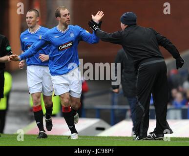 STEVEN WHITTAKER CELEBRA ANDARE GLASGOW RANGERS V HIBERNIAN IBROX STADIUM GLASGOW Scozia 14 Febbraio 2010 Foto Stock