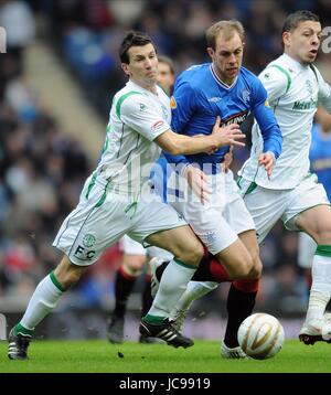 LIAM MILLER & STEVEN WHITTAKER GLASGOW RANGERS V HIBERNIAN IBROX STADIUM GLASGOW Scozia 14 Febbraio 2010 Foto Stock