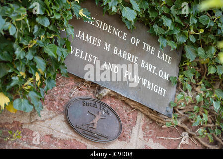 Lapide commemorativa J. M. Barrie residente in vista Strath, Kirriemuir. Foto Stock