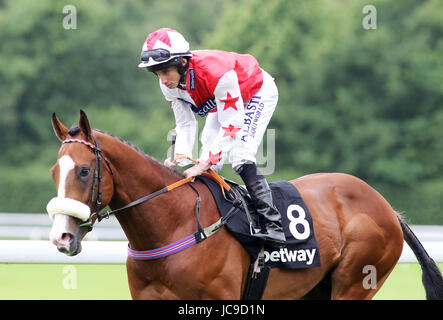 Fantasy Keeper cavalcato da fantino Ryan Lee Moore durante il Betway Handicap Sprint Foto Stock