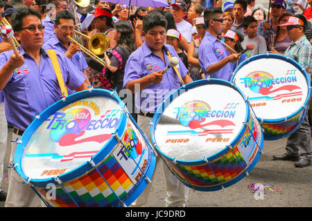 Gli uomini locali suonando la batteria durante la festa della Vergine de la Candelaria a Lima in Perù. Il nucleo del festival è la danza e la musica eseguita da Delta Foto Stock