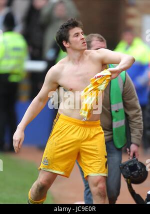 JOEY BARTON DÀ SHIRT alla ventola PETERBOROUGH V NEWCASTLE UNITE LONDON ROAD PETERBOROUGH Inghilterra 03 aprile 2010 Foto Stock