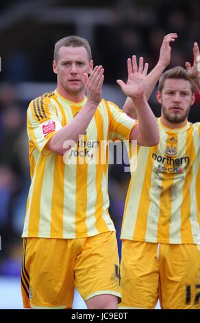 KEVIN NOLAN & ALAN SMITH CLAP PETERBOROUGH V NEWCASTLE UNITE LONDON ROAD PETERBOROUGH Inghilterra 03 aprile 2010 Foto Stock