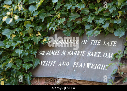 Lapide commemorativa J. M. Barrie residente in vista Strath, Kirriemuir. Foto Stock