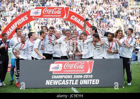 NEWCASTLE GIOCATORI CELEBRARE WI NEWCASTLE V IPSWICH St James Park Newcastle Inghilterra 24 aprile 2010 Foto Stock