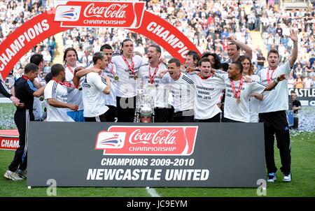 NEWCASTLE GIOCATORI CELEBRARE WI NEWCASTLE V IPSWICH St James Park Newcastle Inghilterra 24 aprile 2010 Foto Stock