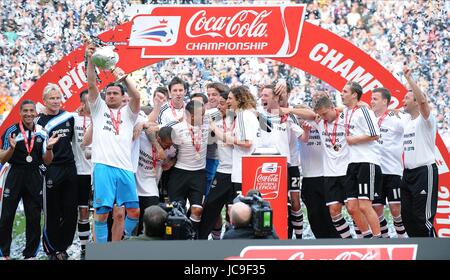 NEWCASTLE GIOCATORI CELEBRARE NEWCASTLE V IPSWICH NEWCASTLE V IPSWICH St James Park Newcastle Inghilterra 24 aprile 2010 Foto Stock