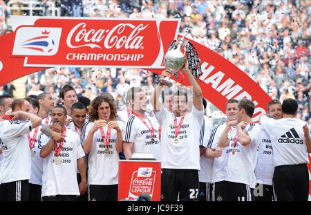 NEWCASTLE GIOCATORI CELEBRARE NEWCASTLE V IPSWICH NEWCASTLE V IPSWICH St James Park Newcastle Inghilterra 24 aprile 2010 Foto Stock