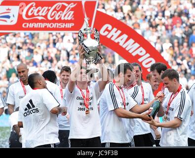 NEWCASTLE GIOCATORI CELEBRARE NEWCASTLE V IPSWICH NEWCASTLE V IPSWICH St James Park Newcastle Inghilterra 24 aprile 2010 Foto Stock