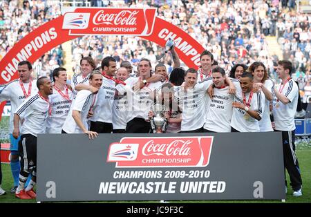 NEWCASTLE GIOCATORI CELEBRARE NEWCASTLE V IPSWICH NEWCASTLE V IPSWICH St James Park Newcastle Inghilterra 24 aprile 2010 Foto Stock