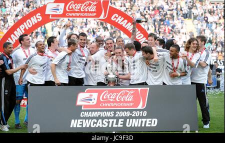 NEWCASTLE GIOCATORI CELEBRARE NEWCASTLE V IPSWICH NEWCASTLE V IPSWICH St James Park Newcastle Inghilterra 24 aprile 2010 Foto Stock