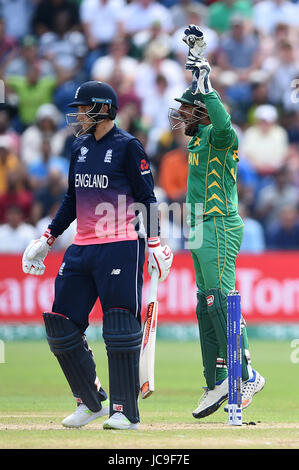 Il Pakistan Sarfraz Ahmed (destra) celebra il paletto di Inghilterra del Joe root (sinistra) durante l'ICC Champions Trophy, semi-finale corrispondono a Cardiff Galles Stadium. Foto Stock