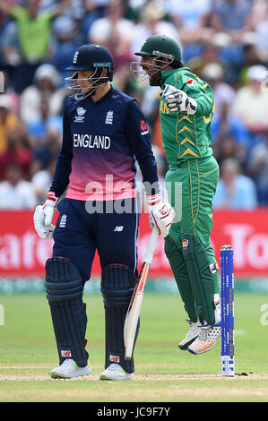 Il Pakistan Sarfraz Ahmed (destra) celebra il paletto di Inghilterra del Joe root (sinistra) durante l'ICC Champions Trophy, semi-finale corrispondono a Cardiff Galles Stadium. Foto Stock