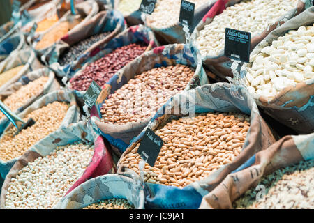 I grani di fagioli e di generi alimentari in sacchetti bulk al mercato Foto Stock