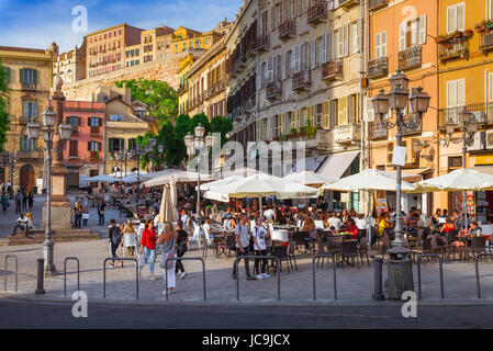 Cagliari Sardegna centro, Piazza Yenne nel quartiere di Stampace di Cagliari è la città di posizione centrale per bar e caffè durante l'estate. Foto Stock