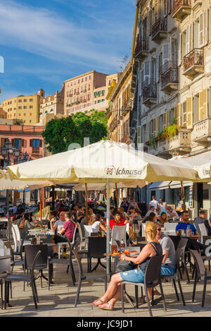 La Piazza Yenne nel quartiere di Stampace di Cagliari è la città di posizione centrale per bar e caffè durante il periodo estivo, SARDEGNA. Foto Stock