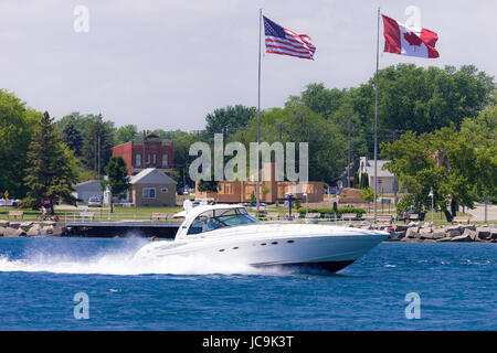 Sarnia, Canada - 12 giugno 2017. Imbarcazioni da diporto e le moto d'acqua la velocità in su e in giù il St. Clair fiume tra Sarnia Canada e Port Huron USA. Foto Stock