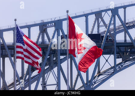 Sarnia, Canada - 12 giugno 2017. Camion e automobili fanno la loro strada attraverso il Blue Water Bridge in Sarnia Canada. Aperto nel 1938 il ponte collega Canad Foto Stock