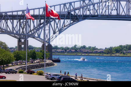 Sarnia, Canada - 12 giugno 2017. Imbarcazioni da diporto e le moto d'acqua la velocità in su e in giù il St. Clair fiume tra Sarnia Canada e Port Huron USA. Foto Stock