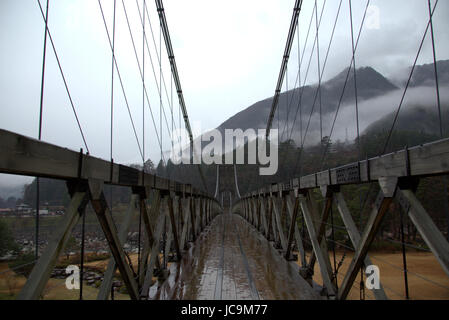 Momosuke ponte sopra il fiume Kiso in Nagiso, Prefettura di Nagano, Giappone. Il ponte fu costruito nel 1922 ed è quasi 100 anni. Foto Stock