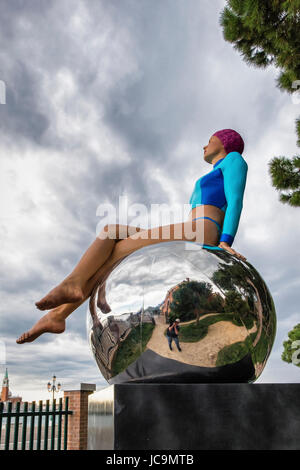 Castello, Venezia,l'Italia,Carole Feuerman,Hyper-realista scultore,mostra personale nel Giardino della Marinaress,nuotatore pone sulla sfera in argento Foto Stock