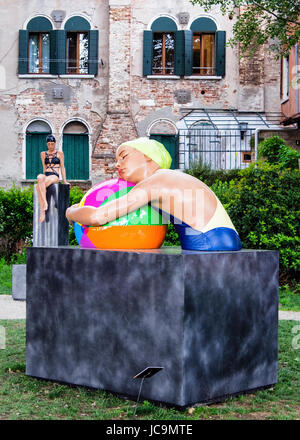 Castello, Venezia,l'Italia,Carole Feuerman,Hyper-realista scultore,mostra personale nel Giardino della Marinaress,Scultura,nuotatore abbracciando palla spiaggia Foto Stock