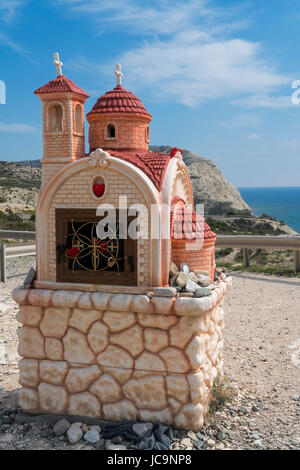 Santuario sul ciglio della strada vicino alla roccia di Afrodite e spiaggia, fronte mare, Cipro Foto Stock