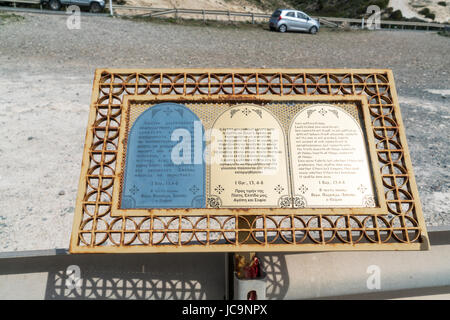 Santuario sul ciglio della strada vicino alla roccia di Afrodite e spiaggia, fronte mare, Cipro Foto Stock