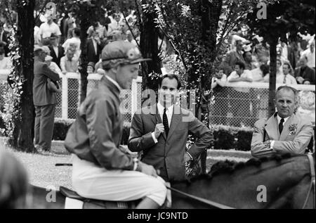 Aga Khan IV frequentando il Grand Prix de Paris on the Hippodrome de Longchamp (Ippodromo di Longchamp). Settembre 1960 Foto Stock