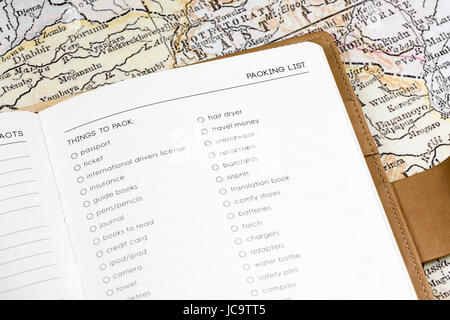 Una pagina di una bolla di un diario di viaggio con una mappa d'epoca sullo sfondo, che enfatizza le cose da mettere in valigia, incarnando l'essenza del concetto di viaggio Foto Stock