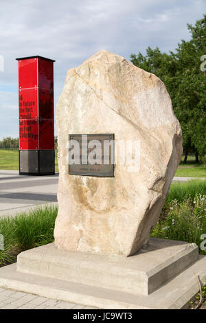 Un monumento di pietra e la placca in corrispondenza del sito di Forte di Calgary a Calgary, Canada. Il sito della storica fort è situato alla confluenza dei fiumi. Foto Stock