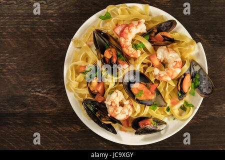 Frutti di mare piatto di pasta con le cozze e gamberi Foto Stock