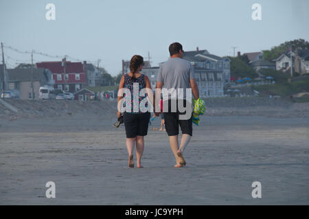 Un paio di mano-a-mano, sono a piedi di spiaggia (serie 4) Foto Stock