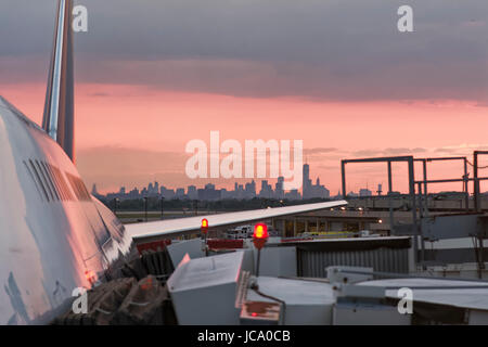 LUFTHANSA Boeing 747 si sta preparando per la partenza dall'aeroporto su giugno 09,2015 in New York, U.S.A. Lufthansa è una compagnia aerea tedesca e la più grande compagnia aerea Foto Stock