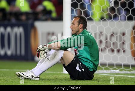 MARK SCHWARZER DOPO FORLAN SC atletico madrid V Fulham FC HSH Nordbank Arena Amburgo Germania 12 Maggio 2010 Foto Stock